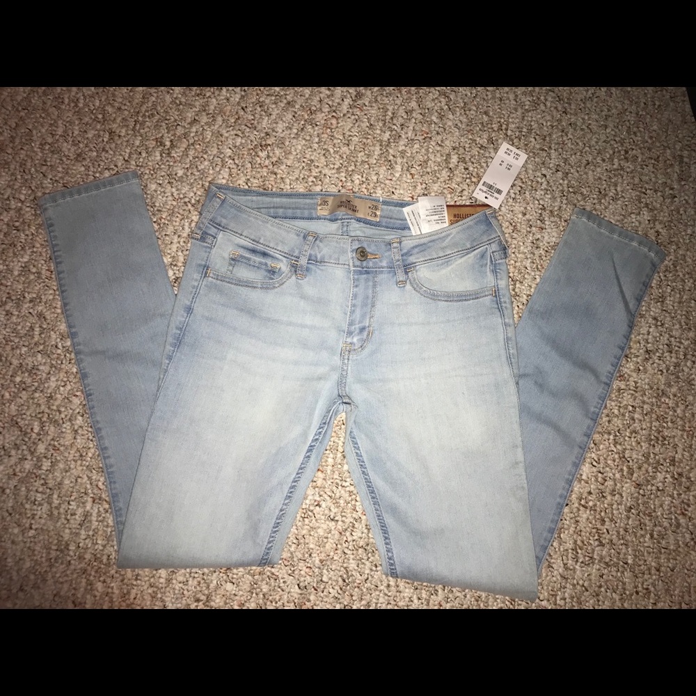 Hollister size 3 short sKinny BNWT *small stain